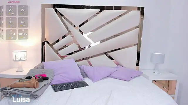 Snapshot of Naughty__Mom chatting on 01-09-25, 01:13 Naughty Mom online show from 01-09-25, 01:13