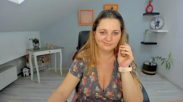 LollaGirl online show from 02-07-25, 10:19