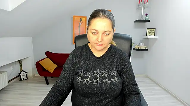 LollaGirl online show from 11-26-25, 04:13