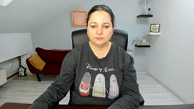 LollaGirl online show from 02-10-26, 04:16