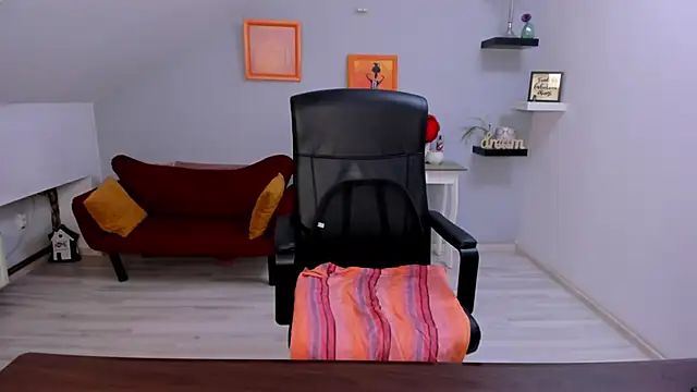 LollaGirl online show from 02-18-26, 04:19