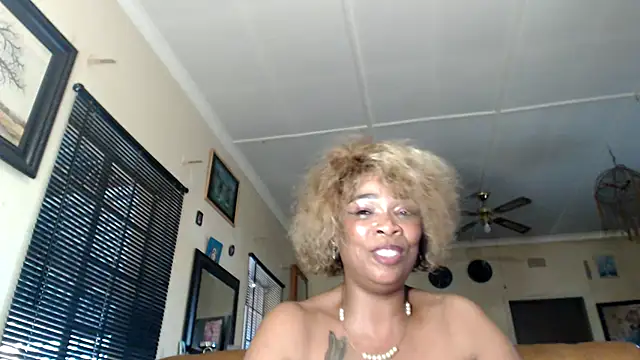 Snapshot of Gucci_Bx chatting on 04-26-26, 02:59 Gucci Bx online show from 04-26-26, 02:59