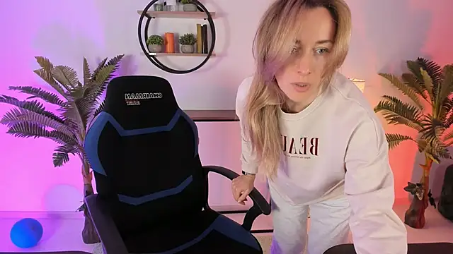 RebeccaMartinez online show from 02-28-25, 05:37