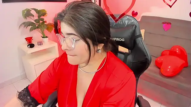 BellaFlaming online show from 02-14-25, 06:40