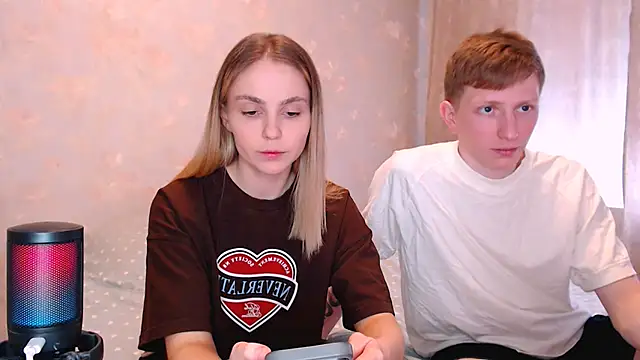 juliaanddima online show from 04-13-26, 08:42