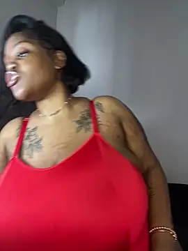 Snapshot of Yung-Missy chatting on 12-25-24, 01:19 Yung-Missy online show from 12-25-24, 01:19