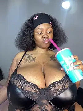 Snapshot of Yung-Missy chatting on 01-28-25, 05:54 Yung-Missy online show from 01-28-25, 05:54