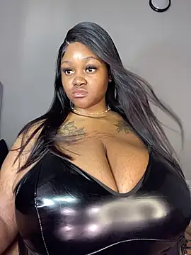 Snapshot of Yung-Missy chatting on 02-10-25, 09:14 Yung-Missy online show from 02-10-25, 09:14