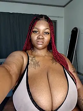 Snapshot of Yung-Missy chatting on 10-04-25, 08:18 Yung-Missy online show from 10-04-25, 08:18