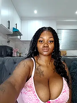 Snapshot of Yung-Missy chatting on 01-08-26, 02:47 Yung-Missy online show from 01-08-26, 02:47