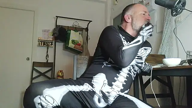 Snapshot of DaddybearVLC chatting on 10-31-25, 09:05 DaddybearVLC online show from 10-31-25, 09:05