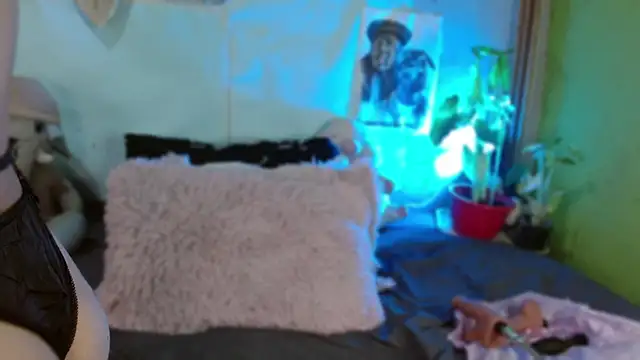 Snapshot of IM_MAYA chatting on 09-09-25, 11:32 IM MAYA online show from 09-09-25, 11:32