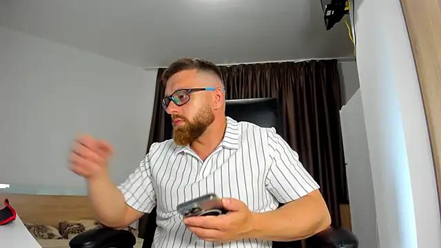 Snapshot of Findom_guy chatting on 06-08-26, 04:29 Findom guy online show from 06-08-26, 04:29