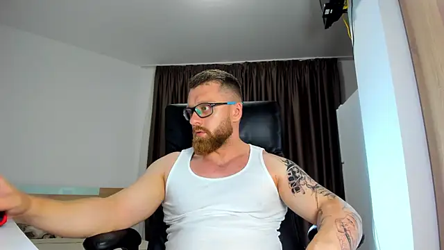 Snapshot of Findom_guy chatting on 06-15-26, 05:04 Findom guy online show from 06-15-26, 05:04