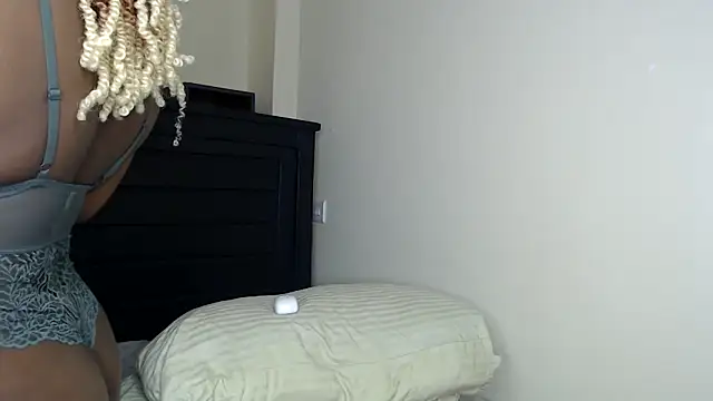 Snapshot of NIKKIE_LOVE chatting on 02-28-26, 08:59 NIKKIE LOVE online show from 02-28-26, 08:59