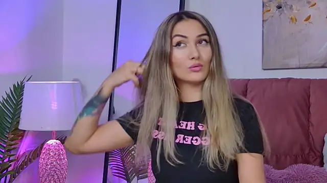 Snapshot of NicolLopeze chatting on 10-10-25, 04:06 NicolLopeze online show from 10-10-25, 04:06