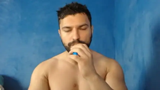 Snapshot of alex_blu chatting on 06-13-26, 03:32 alex blu online show from 06-13-26, 03:32