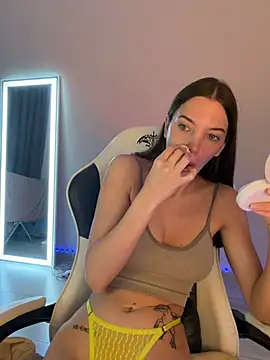 julia fly online show from 04-14-26, 03:45