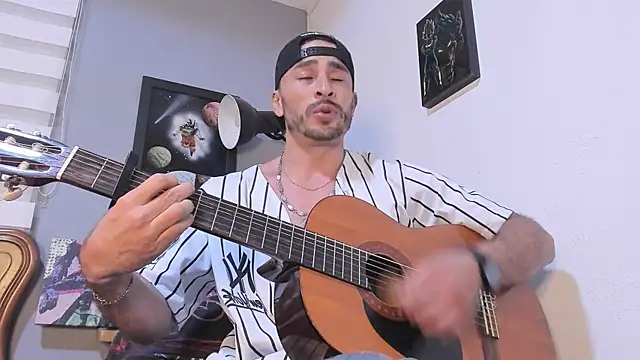 Snapshot of damn_fox chatting on 03-20-25, 07:25 damn fox online show from 03-20-25, 07:25