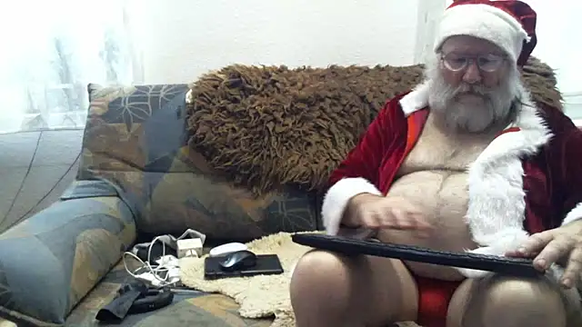 Snapshot of SexySantaC chatting on 12-28-24, 07:01 SexySantaC online show from 12-28-24, 07:01