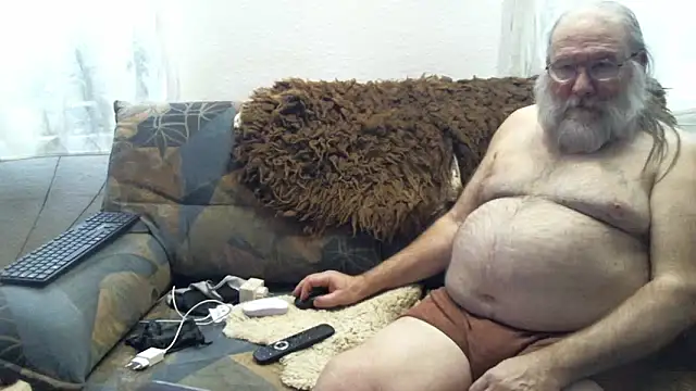 Snapshot of SexySantaC chatting on 12-29-24, 07:00 SexySantaC online show from 12-29-24, 07:00