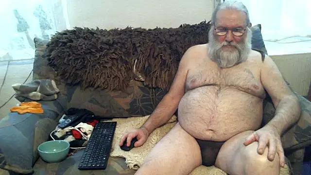 Snapshot of SexySantaC chatting on 02-06-25, 05:40 SexySantaC online show from 02-06-25, 05:40