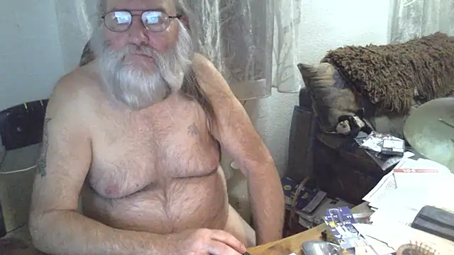 Snapshot of SexySantaC chatting on 03-18-25, 04:47 SexySantaC online show from 03-18-25, 04:47