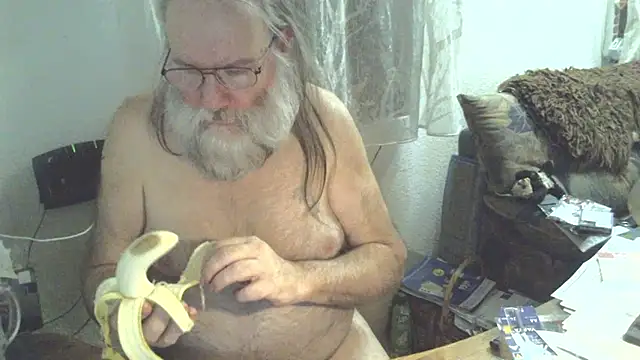 Snapshot of SexySantaC chatting on 03-18-25, 10:48 SexySantaC online show from 03-18-25, 10:48