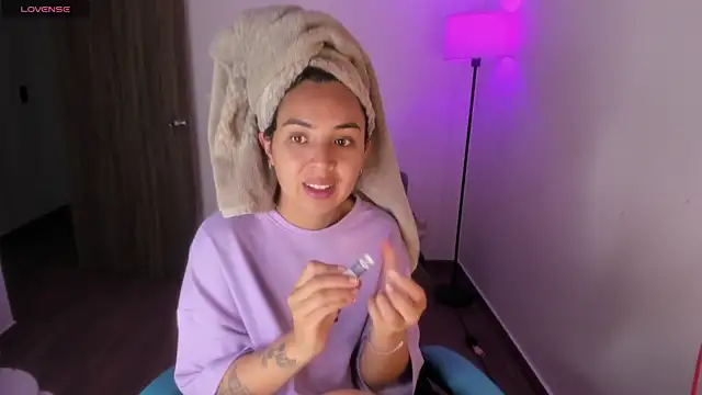 Miss Nicole online show from 12-17-25, 07:20