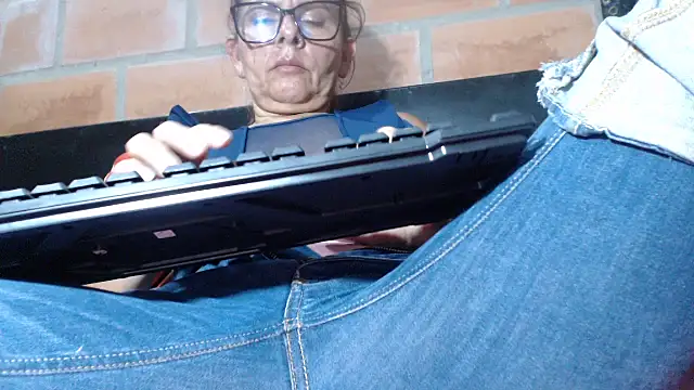 Snapshot of DevoraAmateur chatting on 03-11-26, 01:00 DevoraAmateur online show from 03-11-26, 01:00