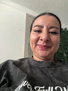 Abril Luv online show from 12-15-25, 01:26