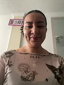 Snapshot of Abril_Luv chatting on 05-25-26, 01:06 Abril Luv online show from 05-25-26, 01:06