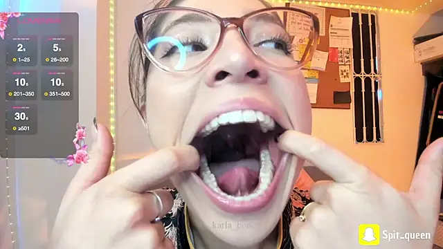 Snapshot of Spit_queen chatting on 05-20-26, 01:28 Spit queen online show from 05-20-26, 01:28