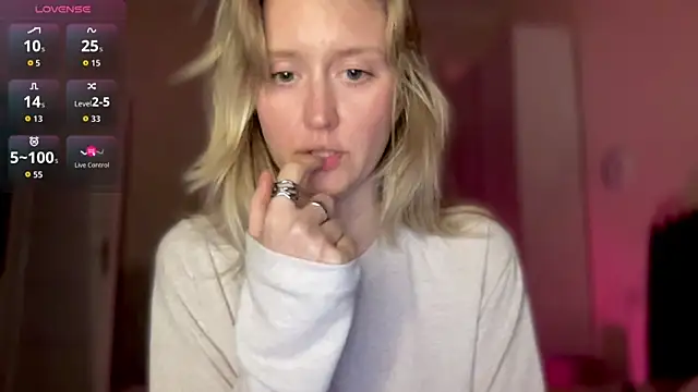 Snapshot of iilovetomatoes chatting on 10-29-25, 07:59 iilovetomatoes online show from 10-29-25, 07:59