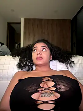 Snapshot of Mariecurl chatting on 12-06-24, 04:38 Mariecurl online show from 12-06-24, 04:38