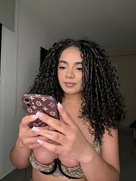 Snapshot of Mariecurl chatting on 06-16-26, 11:40 Mariecurl online show from 06-16-26, 11:40