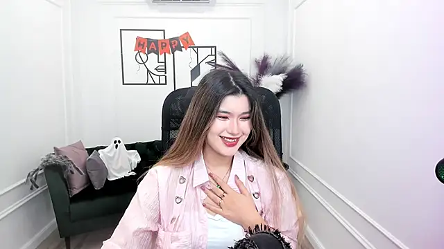 AnneTLi online show from 10-24-25, 03:25