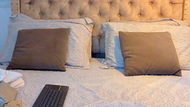 Snapshot of KeryHillson chatting on 02-18-26, 01:29 KeryHillson online show from 02-18-26, 01:29