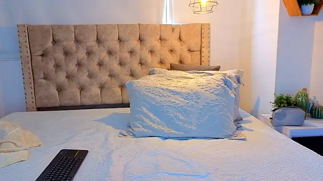 Snapshot of KeryHillson chatting on 02-20-26, 12:49 KeryHillson online show from 02-20-26, 12:49