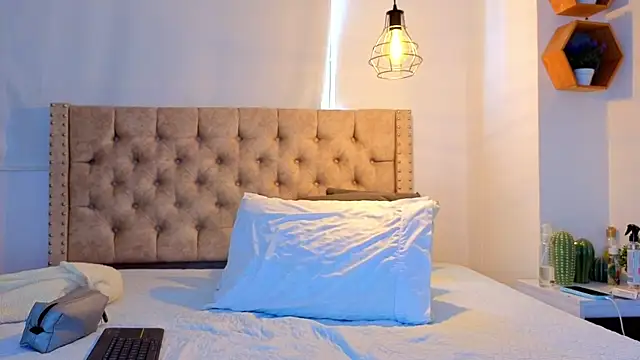 KeryHillson online show from 04-01-26, 01:41