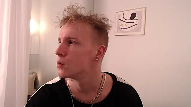 Snapshot of AlexxSweet chatting on 05-18-26, 04:40 AlexxSweet online show from 05-18-26, 04:40