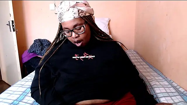 Snapshot of ZOQULUx chatting on 06-25-26, 11:15 ZOQULUx online show from 06-25-26, 11:15