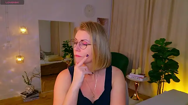Annie Light online show from 05-18-26, 08:20