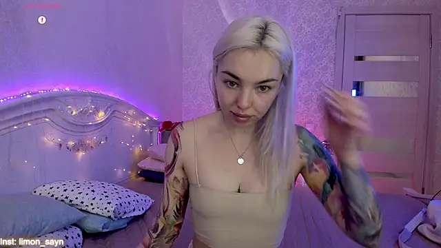 LillyMoure  online show from 10-04-25, 11:58