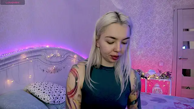 LillyMoure  online show from 11-08-25, 02:23