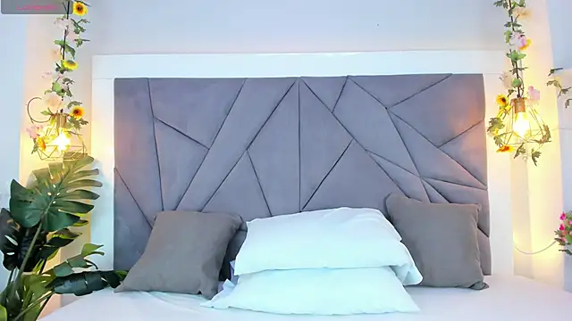 KiarhaTrixie online show from 12-18-25, 03:23