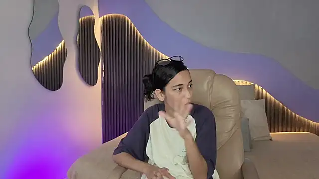 hot little bunny online show from 04-21-26, 09:06