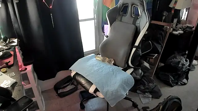 Snapshot of Daddysthick chatting on 10-19-25, 02:29 Daddysthick online show from 10-19-25, 02:29