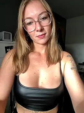 Snapshot of BunnyDiamond1 chatting on 10-24-25, 01:07 BunnyDiamond1 online show from 10-24-25, 01:07