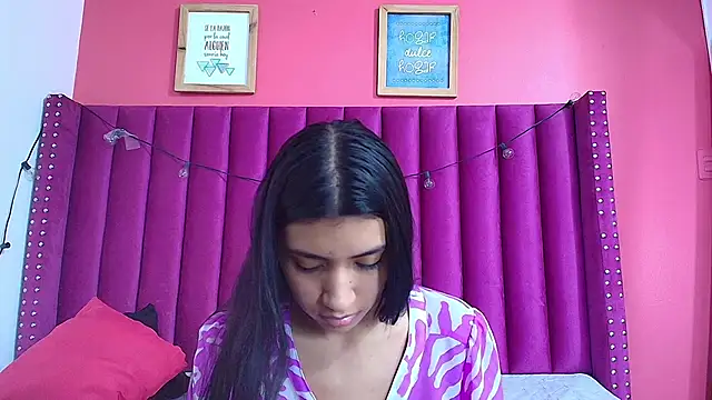 Snapshot of littlee_emilyy_ chatting on 12-12-24, 06:10 littlee emilyy  online show from 12-12-24, 06:10